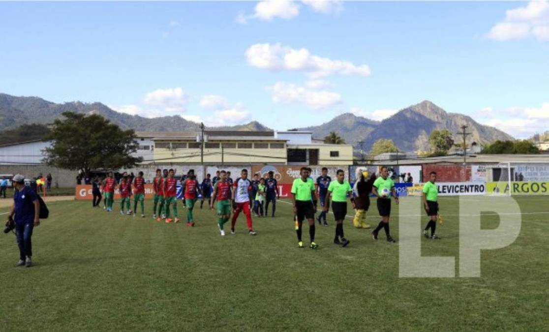 Los equipos de Motagua y Marathón saliendo a la cancha del estadio Marcelo Tinoco.