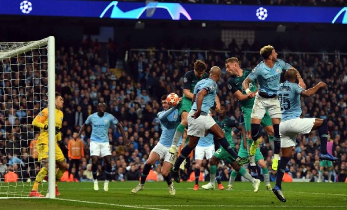 El momento del gol de Fernando Llorente que dio la clasificación al Tottenham. El balón le pegó en la cadera al delantero español y entró en la portería del Manchester City.