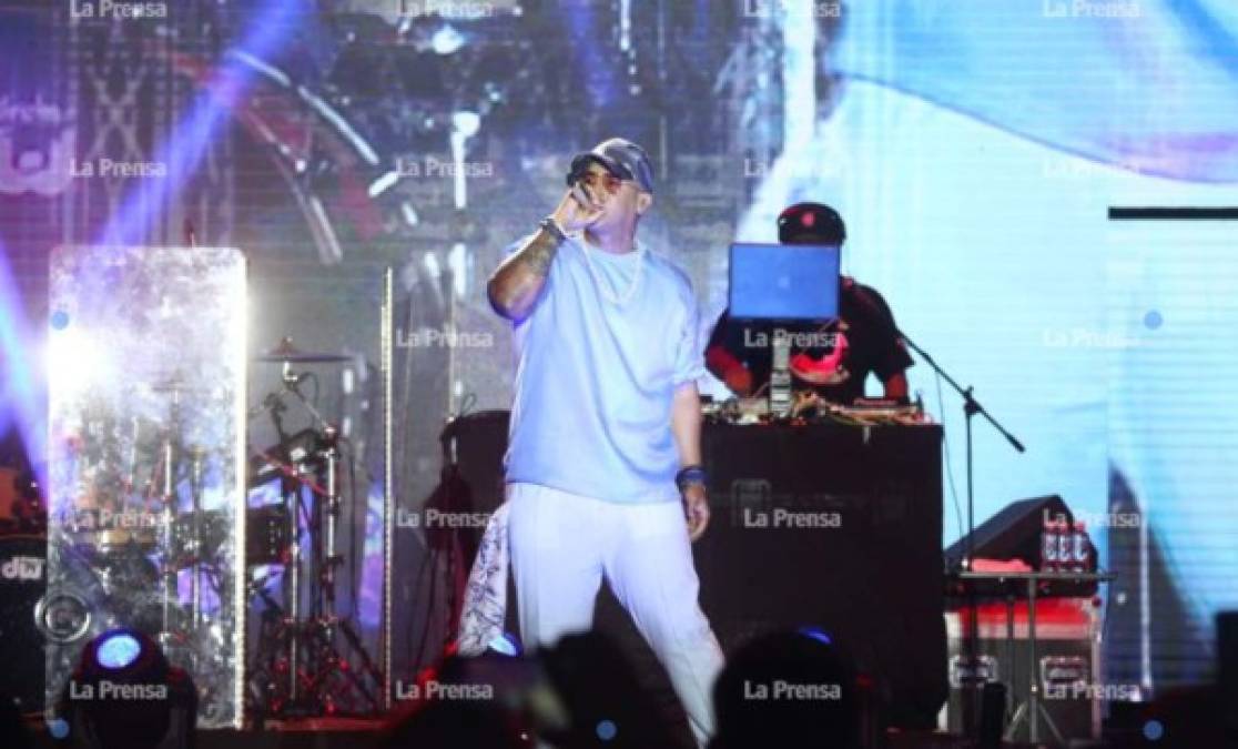 'Los extrañaba mucho' expresó el reguetonero desde el escenario a los presentes en el concierto.