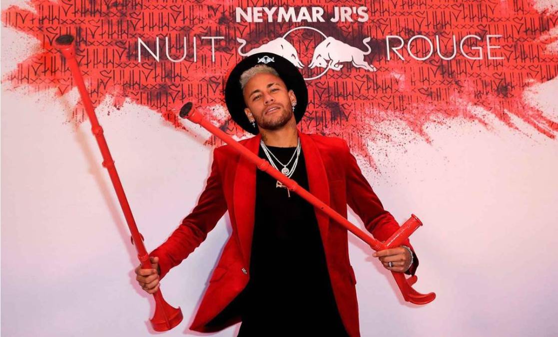 Fuentes informan que algunos de los invitados abandonaron el evento, pero la estrella y otros allegados a Neymar continuaron acompañados de varias mujeres. La fiesta continuó el domingo en una finca.