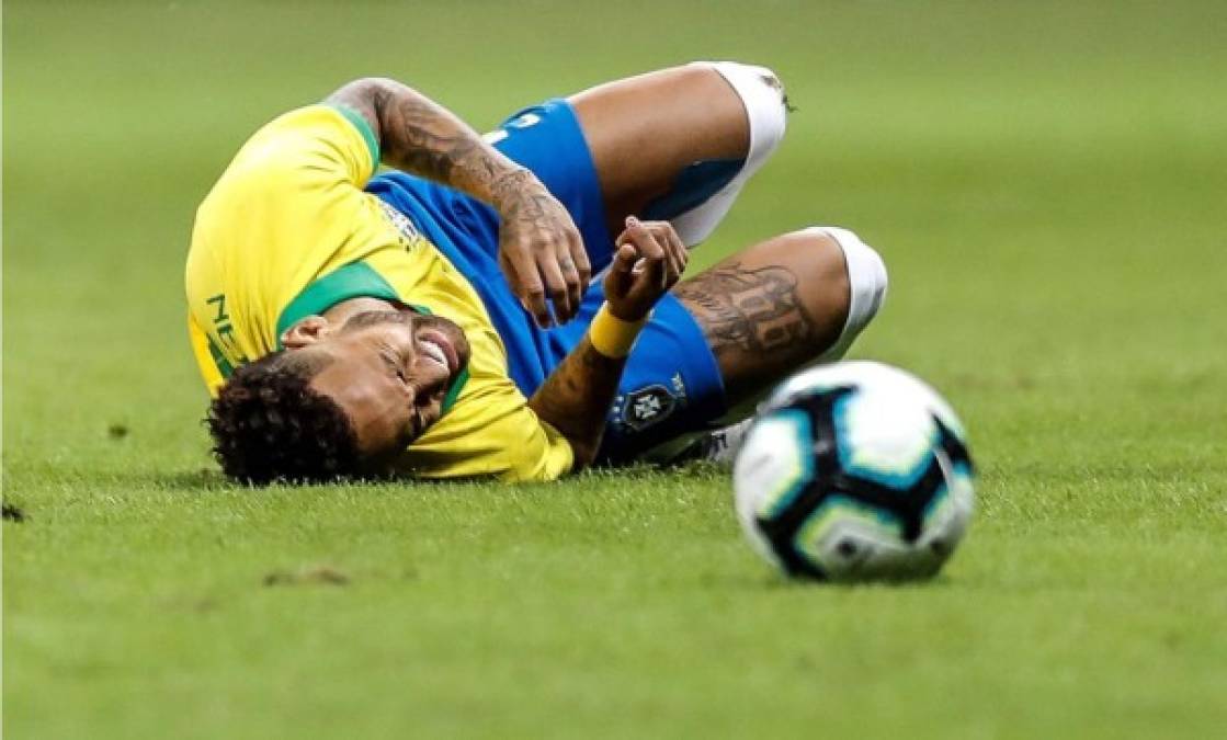 Neymar quedó tendido en el césped con muchos gestos de dolor. Foto EFE