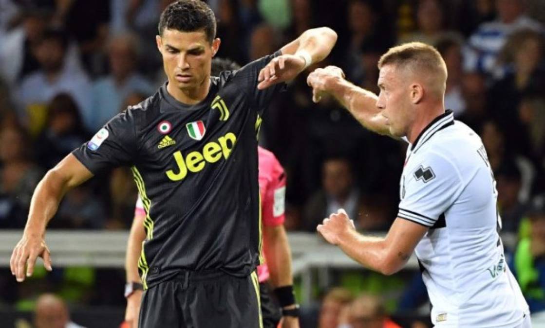 En la Serie A de Italia se marca con todo y Cristiano Ronaldo comienza a sufrir la dura marcación de los defensores italianos.