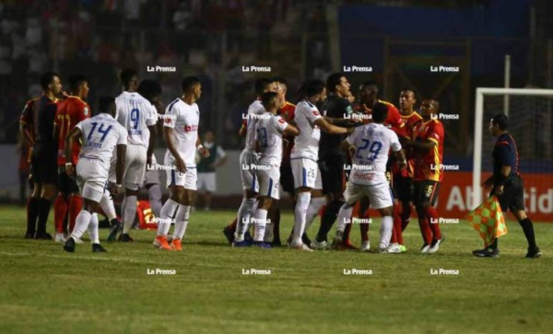 El partido entre Olimpia vs Herediano estuvo caliente y los jugadores de ambas plantillas tuvieron un encontronazo en el césped del estadio Nacional.