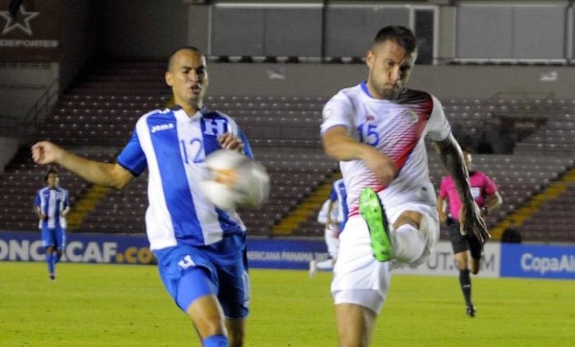 Defensa central: Francisco Calvo de Costa Rica.