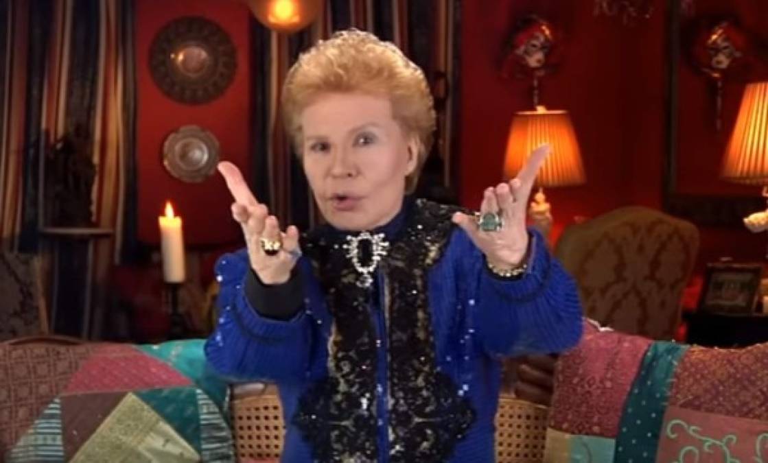 Una de las curiosidades de Walter Mercado es que poseía unas 500 capas que inspiradas en su madre.