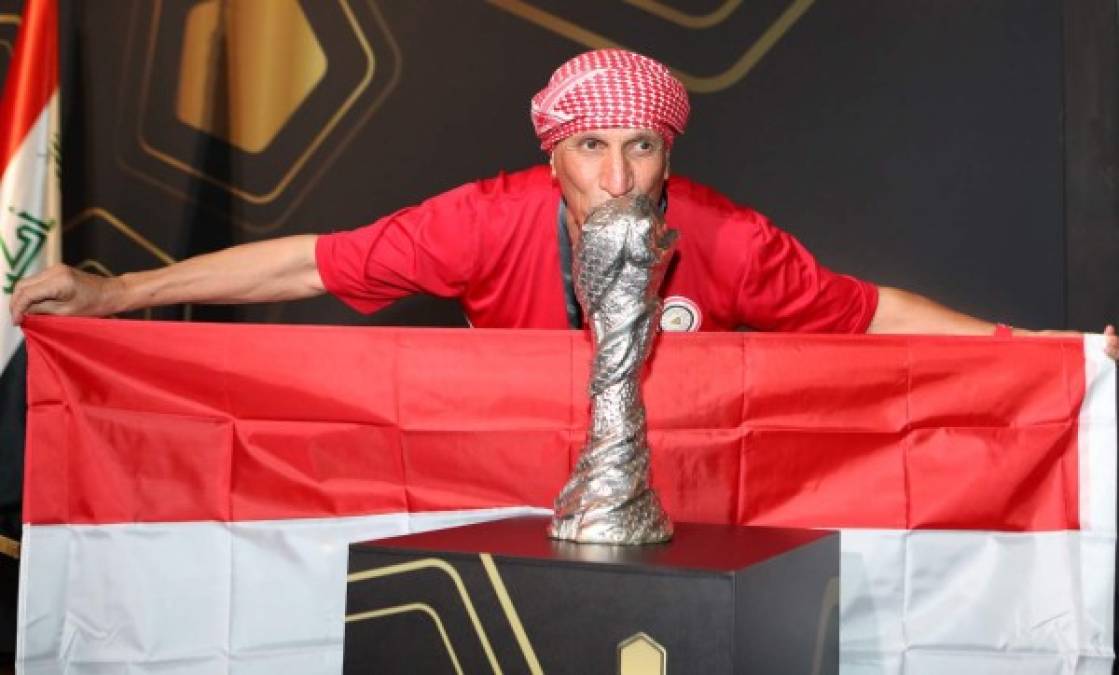FÚTBOL. Pasión iraquí. Un fanático del fútbol iraquí posa con la Copa del CCG durante el sorteo del Campeonato del Clubes del Golfo en Doha. La organización y administración están a cargo de la Uafa, organismo extraoficial no reconocido por la Fifa.