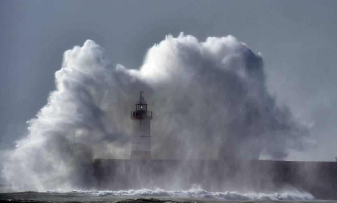 Fuertes olas causadas por la tormenta Brian castigaron con severidad la costa de Gales, causando inundaciones en varias regiones del Reino Unido.