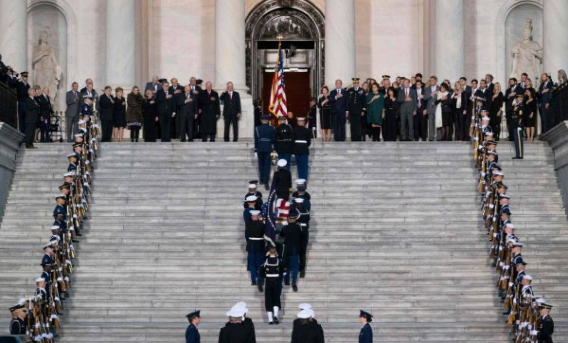 Los restos de George H.W. Bush descansarán junto 'al amor de su vida', como él definía siempre a Barbara Bush, en la Biblioteca Bush situada en la localidad de College Station (Texas), a 160 kilómetros de Houston.