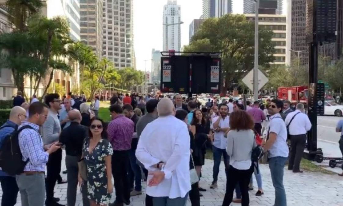 La gente fue evacuada de los edificios después que se sintiera el sismo de 7.7.<br/>