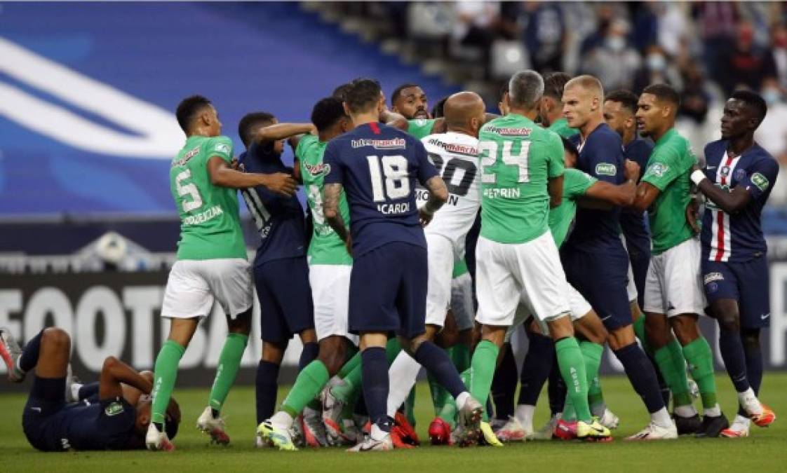 Tras la violenta falta a Mbappé, jugadores del PSG y Saint-Etienne protagonizaron un zafarrancho.