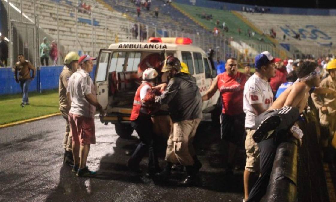 Elementos de socorro tuvieron un arduo trabajo por los actos de violencia que se registraron en el clásico Olimpia vs Motagua.