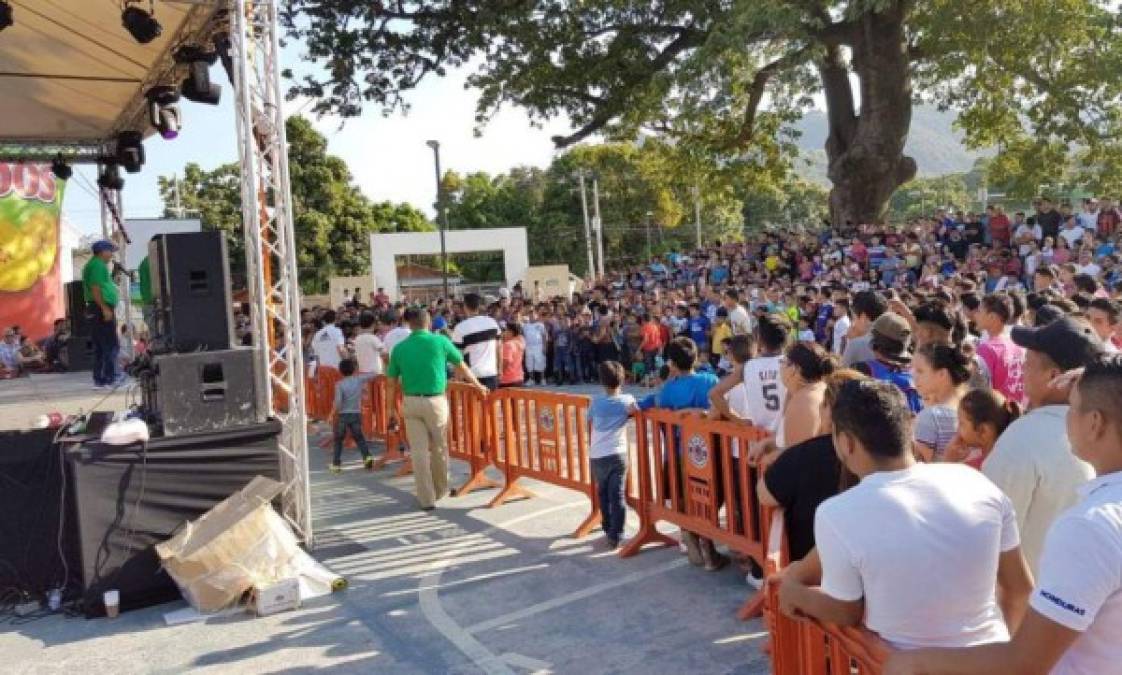 El sector de Chamelecón, norte de Honduras, se encuentra paralizado con la visita que realiza esta tarde la Selección Nacional catracha. Y es que la Bicolor llega con el título de Copa Centroamericana que conquistaron en Panamá hace unos meses para que la hinchada se puede tomar fotos con el título y compartir con la plantilla.