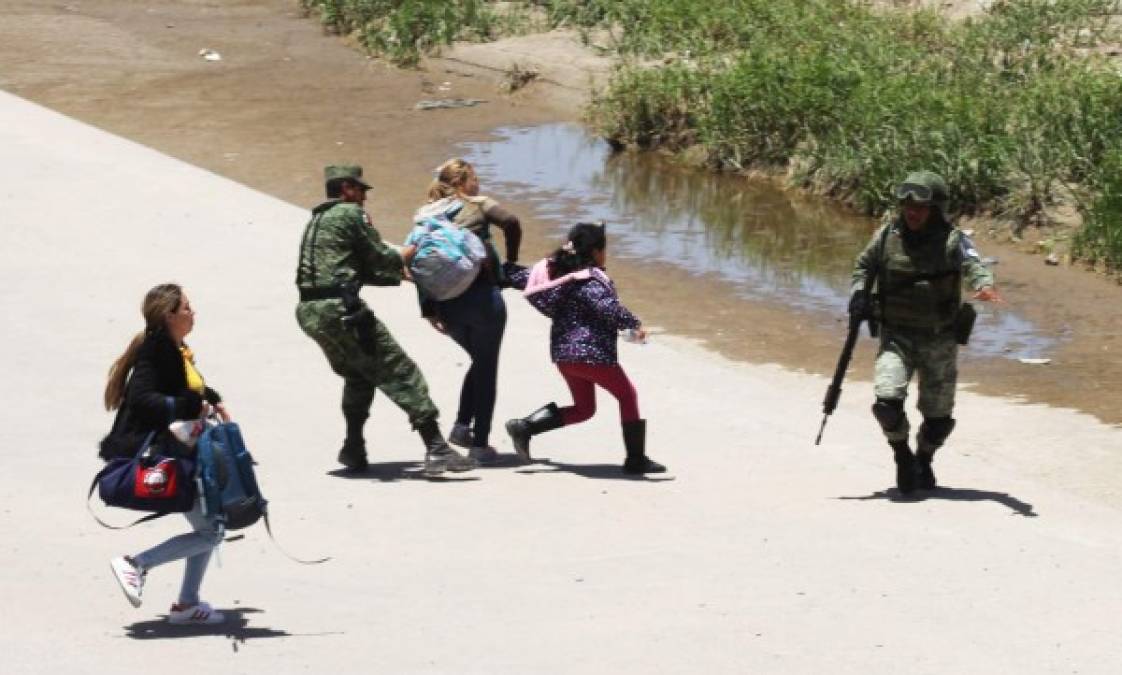 Mexican National Guard members prevent Central American migrants from crossing the Rio Bravo, in Ciudad Juarez, State of Chihuahua, on June 21, 2019. - Mexican President Andres Manuel Lopez Obrador suggested Friday he and US counterpart Donald Trump should hold their first meeting in September to review progress on the countries' recent migration deal. (Photo by HERIKA MARTINEZ / AFP)