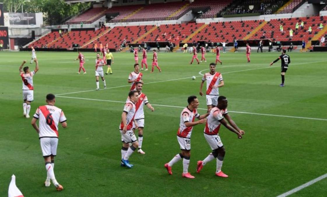 Luis Advíncula celebrando su gol junto a sus compañeros.