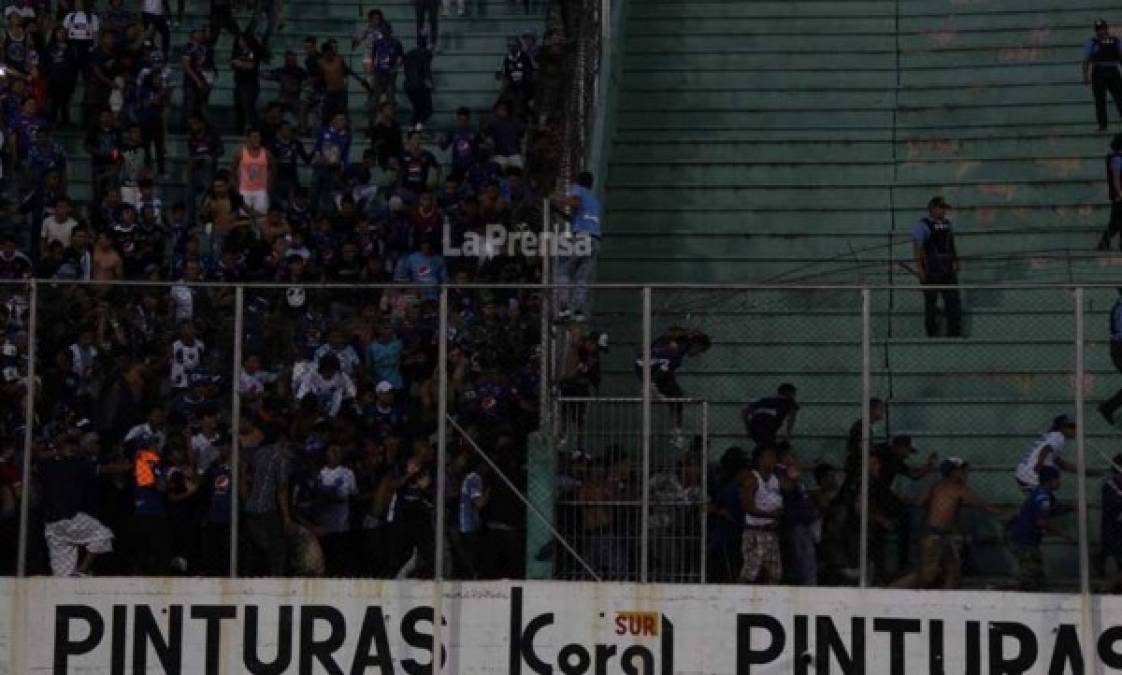 La barra del Motagua en el momento que comenzaba a enfrentarse con la del Olimpia.