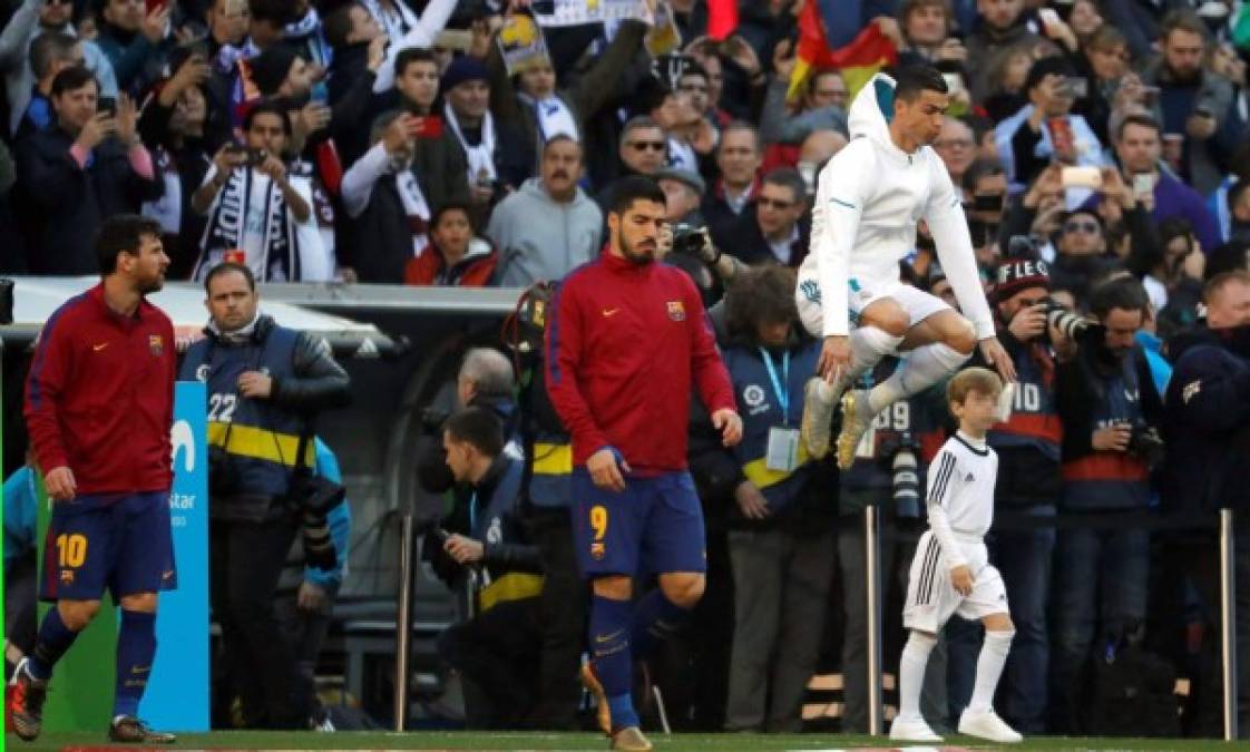 Cristiano Ronaldo y su habitual salto al salir al campo.
