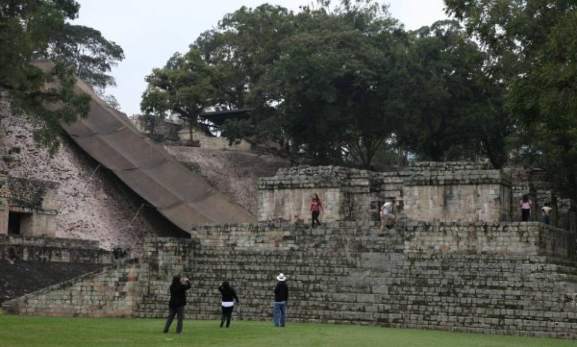 El Campo de Pelota y la Escalinata son dos joyas mayas enclavadas en medio de la plaza principal del parque arqueológico de Copán.