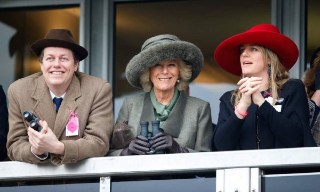 Camilla tuvo dos hijos de su primer matrimonio con Andrew Parker Bowles, Tom y Laura de 46 y 43 años de edad respectivamente.