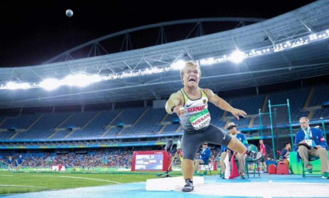 Niko Kappel, de Alemania, celebra luego de ganar medalla de oro hoy en la final masculina de lanzamiento de bala F41, durante los Juegos Paralímpicos Río 2016. EFE .