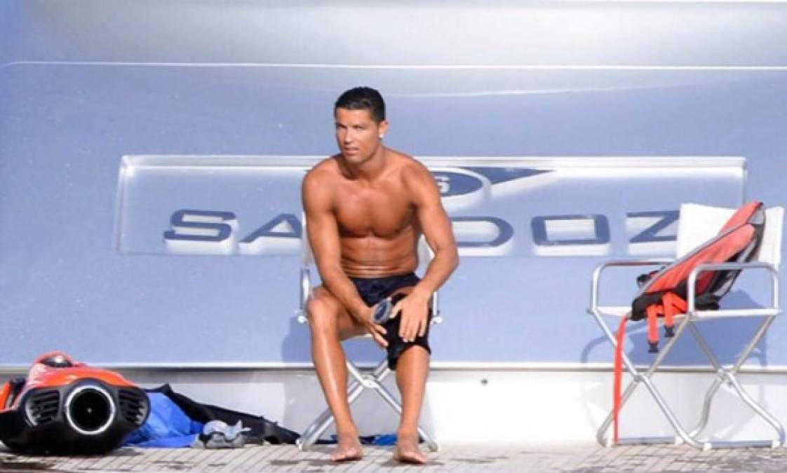 Cristiano Ronaldo luce un vendaje en su rodilla luego de la lesión que sufrió en la final de la Eurocopa.FOTO GTRES.