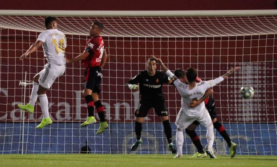 Otra polémica que reclamó Sergio Ramos en los últimos minutos del partido, al ser sujetado por Antonio José Raíllo en el área del Mallorca.