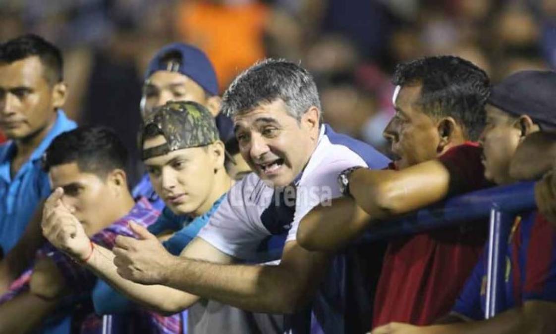 El entrenador Diego Vázquez del Motagua salió expulsado y miró el partido en las graderías con algunos aficionados del club azul.