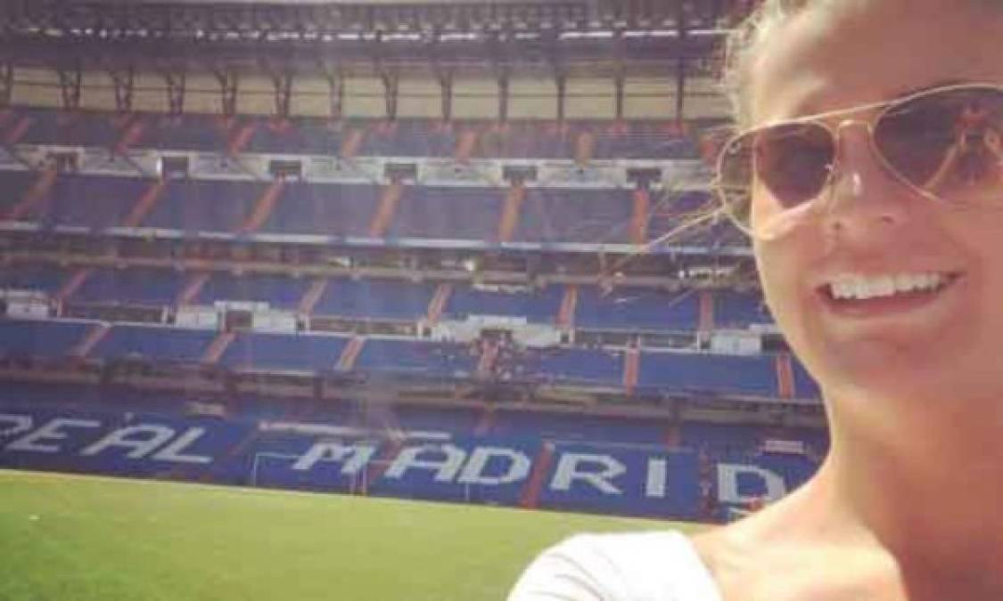 La mujer del árbitro Michael Oliver visitó en el 2016 el estadio del Real Madrid e inmediatamente las imágenes se han hecho virales.