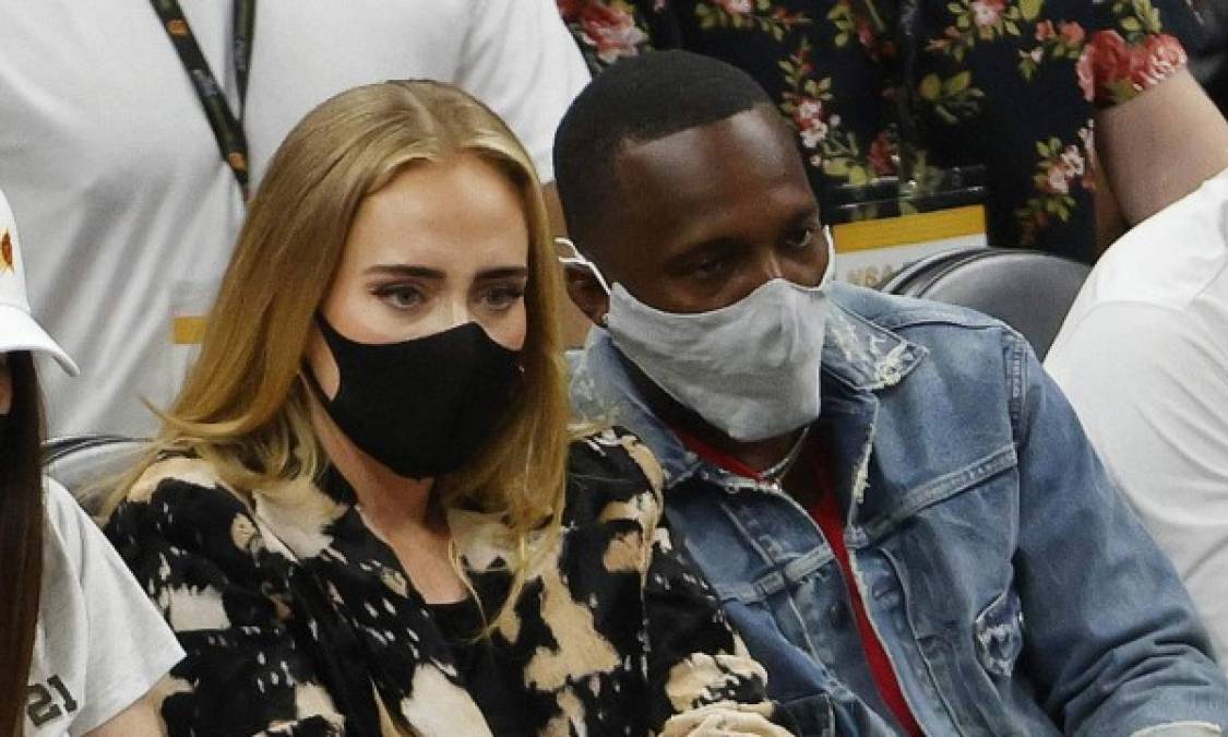 La cantante Adele junto al agente Rich Paul durante el juego de las finales de la NBA entre los Milwaukee Bucks y los Phoenix Suns en el Footprint Center, el pasado 17 de julio en Phoenix, Arizona.