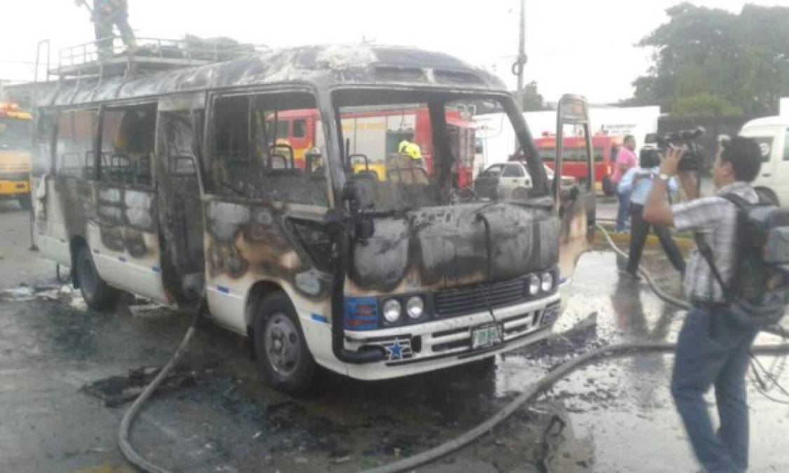 Un microbús del transporte público fue incendiado en la mañana de este miércoles frente a una gasolinera en la 20 calle de San Pedro Sula. El bus tipo Coaster de Transporte Alejandra que viaja de Yoro a San Pedro Sula fue incendiado por supuestos miembros de pandillas.