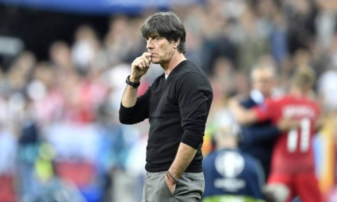 Joachim Löw es el entrenador que menciona el diario AS en donde indica que podría llegar al Real Madrid como reemplazo de Zidane. Tiene contrato con la selección de Alemania hasta el 2020, pero si Real Madrid se lo propone, existe una cláusula que permitiría al estratega llegar al Bernabéu.