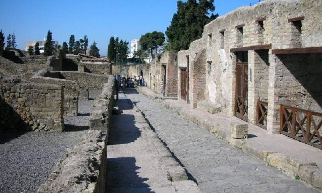 El terreno se ubica fuera de las murallas pompeyanas, a unos setecientos metros al noroeste, y en esta área los arqueólogos encontraron en 2017 los restos de tres caballos en los establos, con sus sillas de montar y los arneses.<br/>