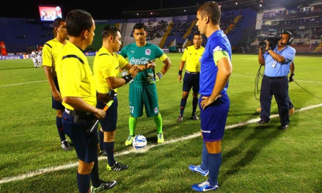 La cuarteta arbitral junto a los capitanes.