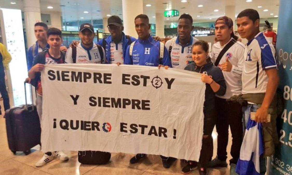 Estos hondureños residentes en Barcelona sorprendieron a los jugadores de la Bicolor al recibirlos y llevar una pancarta en donde reflejaron ser hinchas del Olimpia.