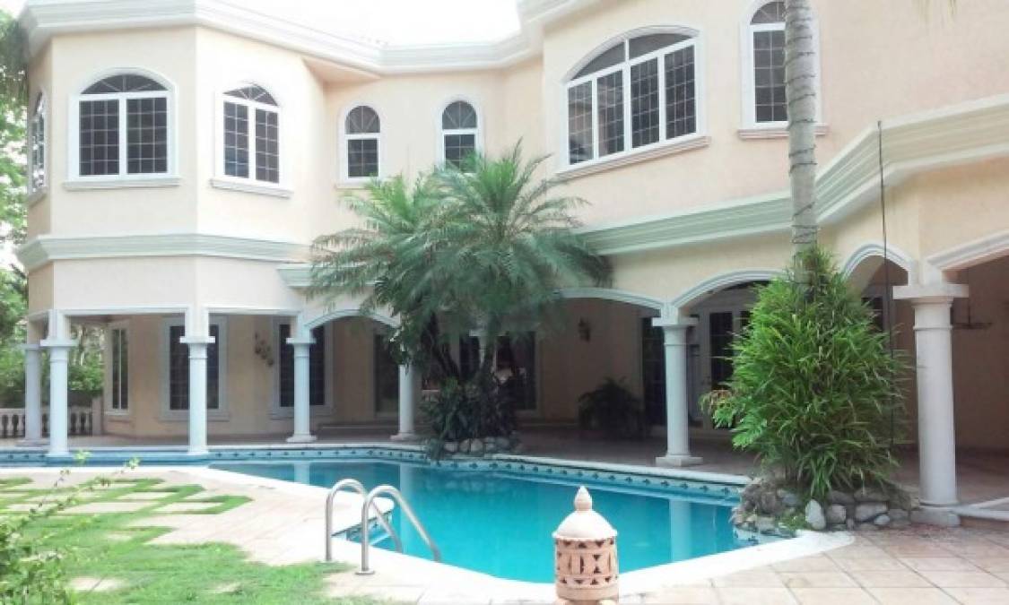 La vivienda de dos plantas y piscina de Yankel Rosenthal en el sector de Rancho El Coco en San Pedro Sula.