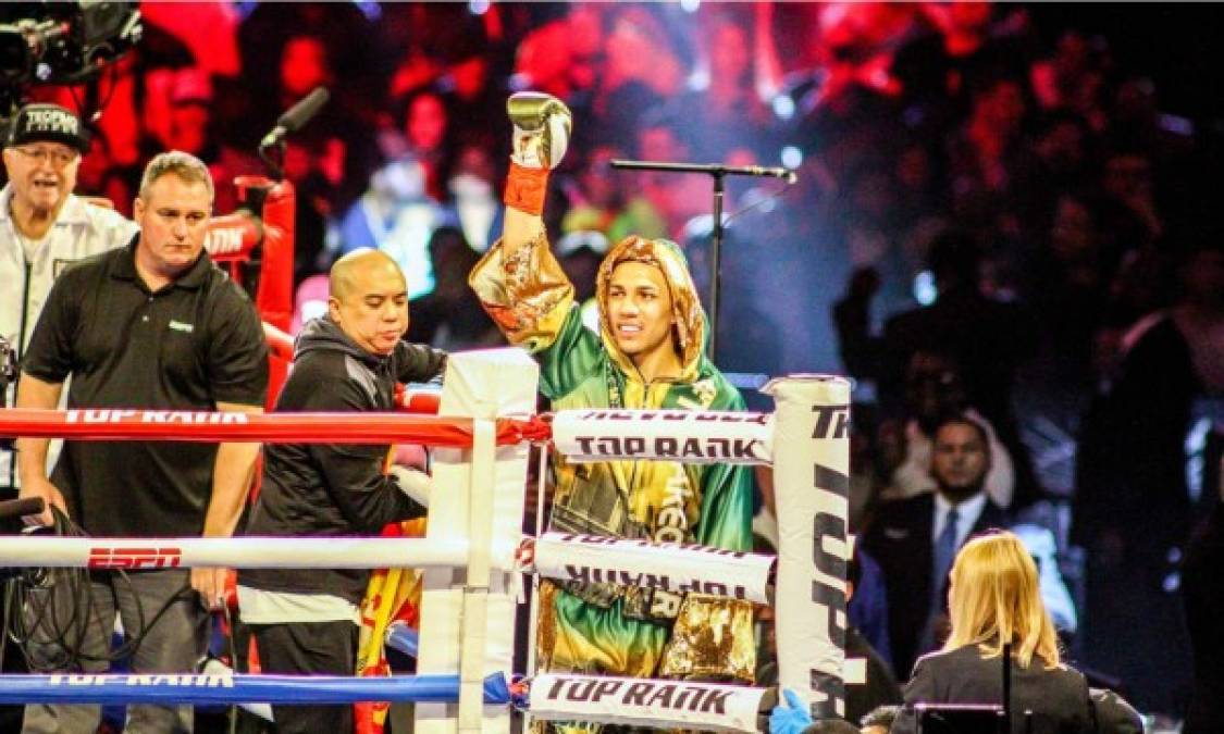 Teófimo López se mostraba con mucha confianza en el cuadrilátero antes del inicio de la pelea. Foto Jonathan Loarca