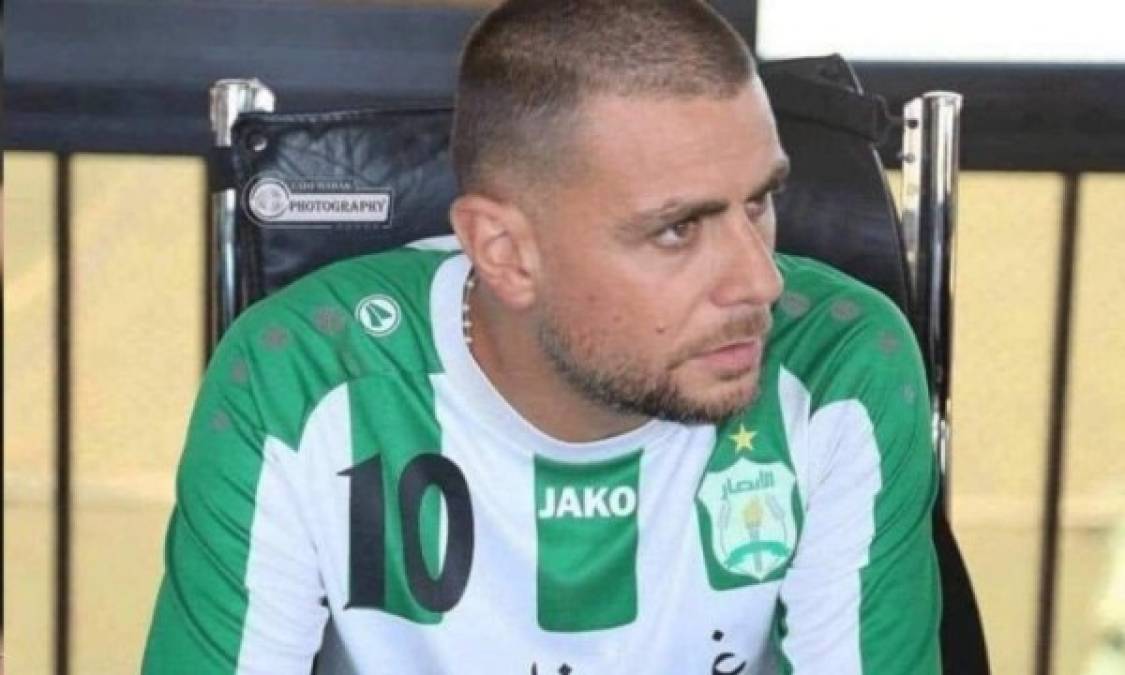 El club no ofreció más detalles sobre el fallecimiento del jugador, que también era un habitual en el cuadro nacional libanés, pero el medio local Al Jadeed informó este viernes que Atwi falleció en un hospital de Beirut al no poder recuperarse de las heridas producidas por una bala perdida que impactó en su cabeza.