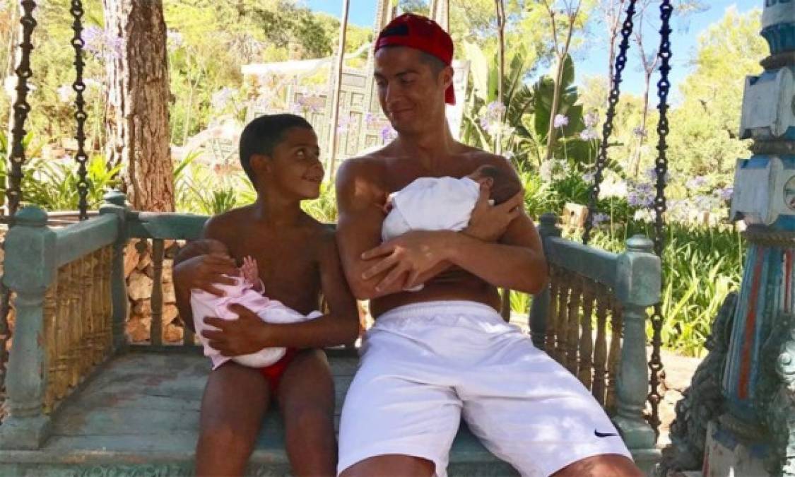 Ronaldo ha presumido en sus redes sociales a sus hijos pero no aparece su chica.