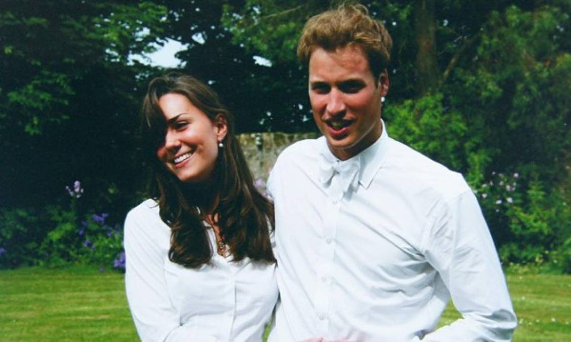 Septiembre de 2001: el príncipe William y Kate Middleton se conocen en la Universidad de St. Andrews en Escocia, donde ambos estudian historia del arte.<br/><br/>
