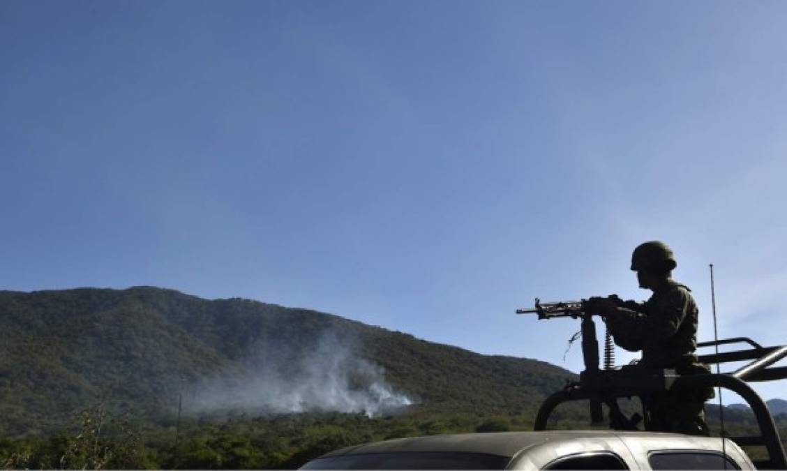 Jalisco Nueva Generación ha retado frontalmente al gobierno con audaces ataques contra sus fuerzas de seguridad. El último de ellos fue en mayo de 2015 cuando, en medio de una jornada de violencia, generó incidentes en 25 municipios, logró derribar un helicóptero militar con un lanzacohetes, un hecho inédito en México. Con armas de alto poder que lograron derribar un helicóptero del Ejército y lazos criminales hasta en Asia, el cártel Jalisco Nueva Generación y su sombrío líder han venido perpetrando espectaculares ataques contra autoridades, convirtiéndose en la nueva gran amenaza para la seguridad de México. En la gráfica, un militar patrulla la zona donde los narcotraficantes derribaron un helicóptero del ejército mexicano.