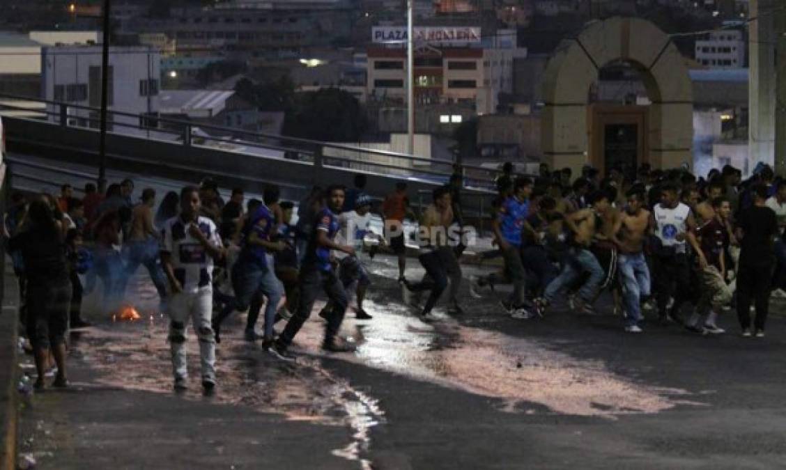 Luego los disturbios se trasladaron a las afueras del estadio Nacional.