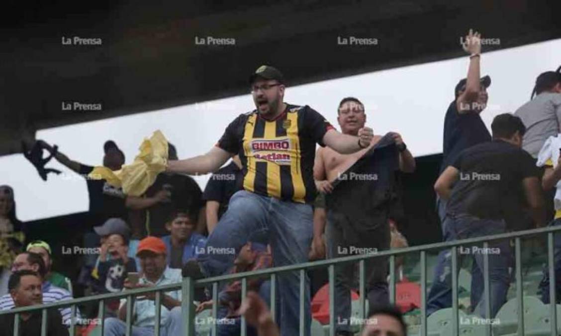 Algunos aficionados del Real España llegaron al estadio del Marathón y celebraron a lo grande.