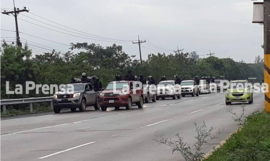Caravana de vehículos con policías militares en desvío a San Manuel, Cortés.