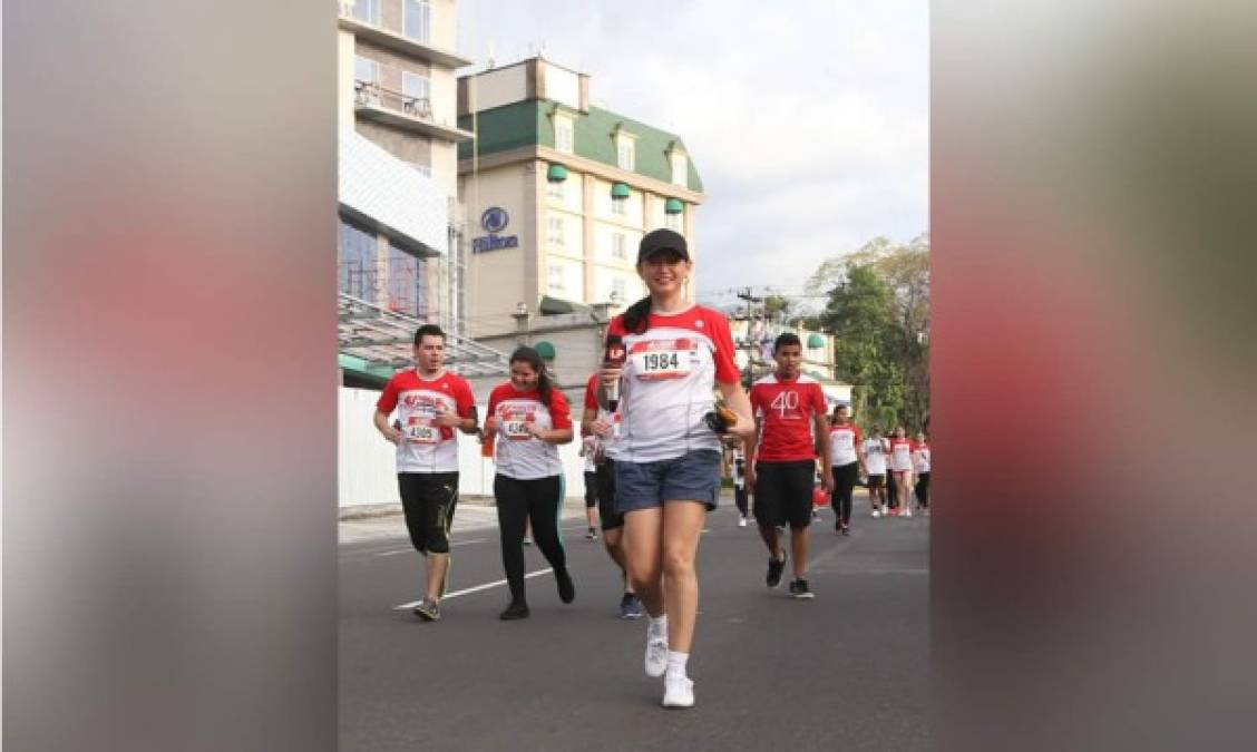 La periodista de LaPrensa.hn, Karen Mendoza, corrió los 10.5 kilómetros y durante su recorrido, entrevistó a varios atletas.