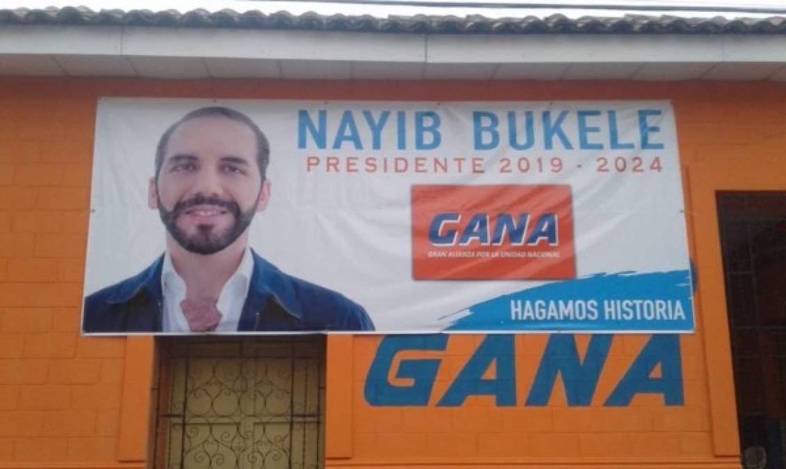 Ni izquierda ni derecha<br/><br/>Nayib Bukele debutó en la política abrazando la bandera roja de los exguerrilleros y se catapultó a lo más alto de la popularidad, pero sus constantes críticas a la cúpula del izquierdista Frente Farabundo Martí para la Liberación Nacional (FMLN) terminaron con su expulsión del partido en 2017.<br/><br/>Curiosamente ganó las elecciones como candidato del partido derechista Gran Alianza por la Unidad Nacional (GANA).<br/><br/>Pero esto no limitará sus ideas.<br/><br/>'Bukele no está vinculado a ese pasado político de El Salvador en el que se decía que eras de ARENA o del FMLN. Es un hombre sin prejuicios ideológicos, no mira hacia atrás sino que piensa en construir un futuro diferente para el país', dijo a la BBC Walter Araujo, expresidente de ARENA y promotor de Nuevas Ideas.<br/><br/>