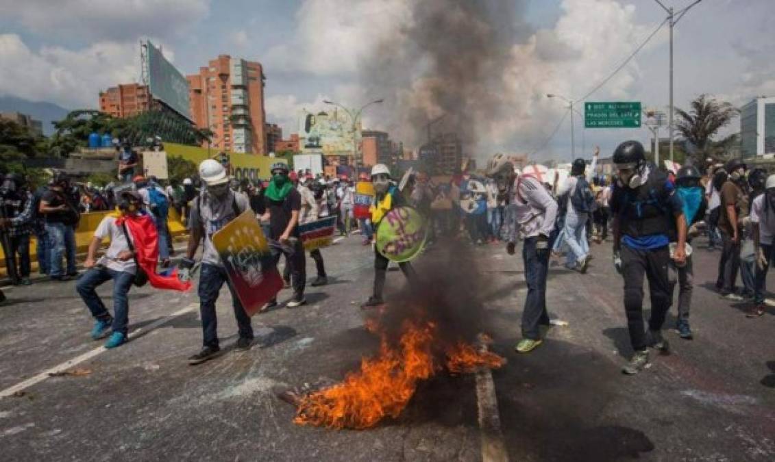 Las autoridades en Venezuela detuvieron a 216 personas por los saqueos a 68 comercios y por otros actos vandálicos ocurridos durante la noche del lunes en el estado Aragua, informó hoy la gobernadora de esa región central, la chavista Caryl Bertho.