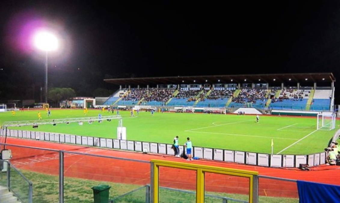 San Marino cuenta con un campo para sus partidos internacionales, el Estadio Olímpico de Serravalle, con capacidad para 7.000 espectadores y césped artificia