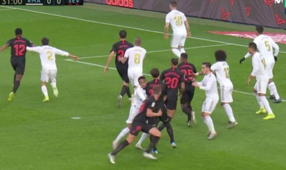 En la acción se ve que Militao del Real Madrid es quien impacta en el jugador del Sevilla por lo que el gol tuvo que haber contado.
