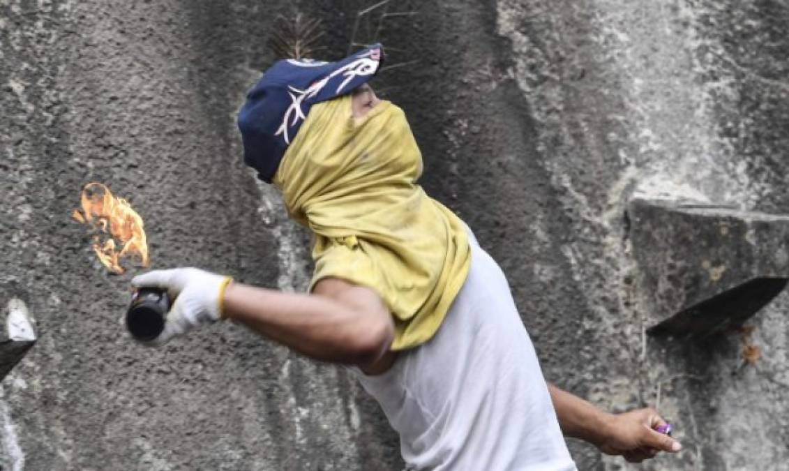 Los manifestantes lanzaron piedras y bombas molotov a los uniformados que intentaban dispersarlos en las afueras del cuartel.