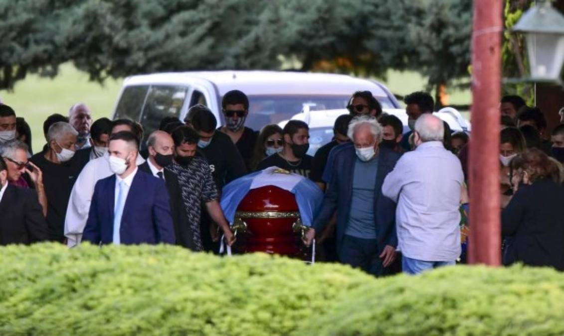 Los familiares y amigos cercanos de Maradona comandaron el entierro.