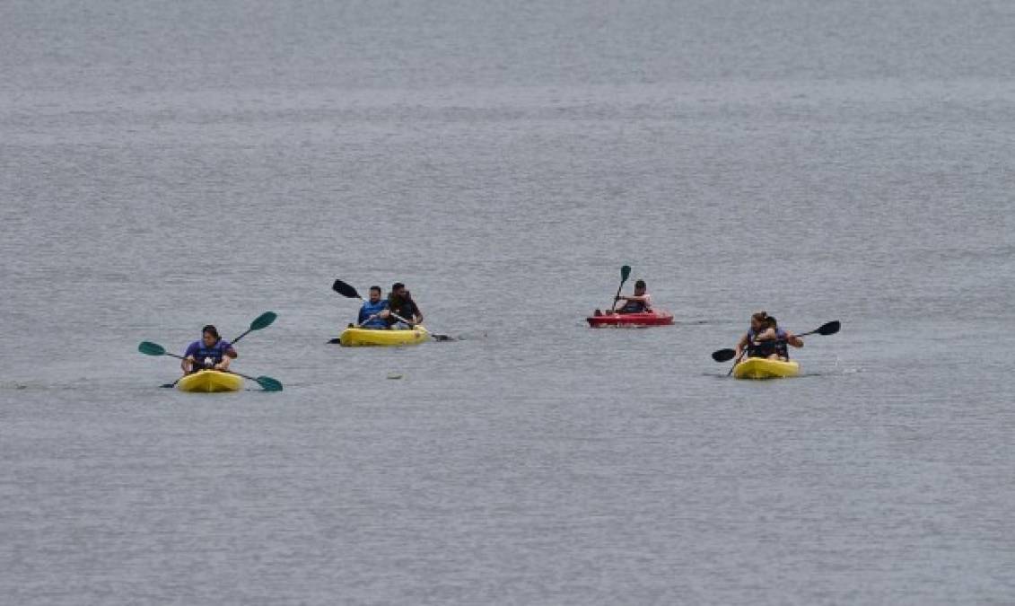 Turistas reman en canoas en el lago Yojoa, el lago natural más grande de Honduras. AFP